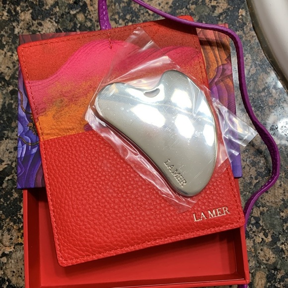 La Mer Stainless Steel Gua Sha Facial Massage Sculpting Tool NEW! NWOT - Picture 3 of 5